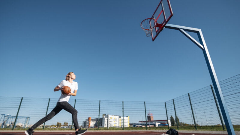 लेयअप शॉट कैसे लें: एक सरल गाइड How to take Layup Shot in Basketball in Hindi