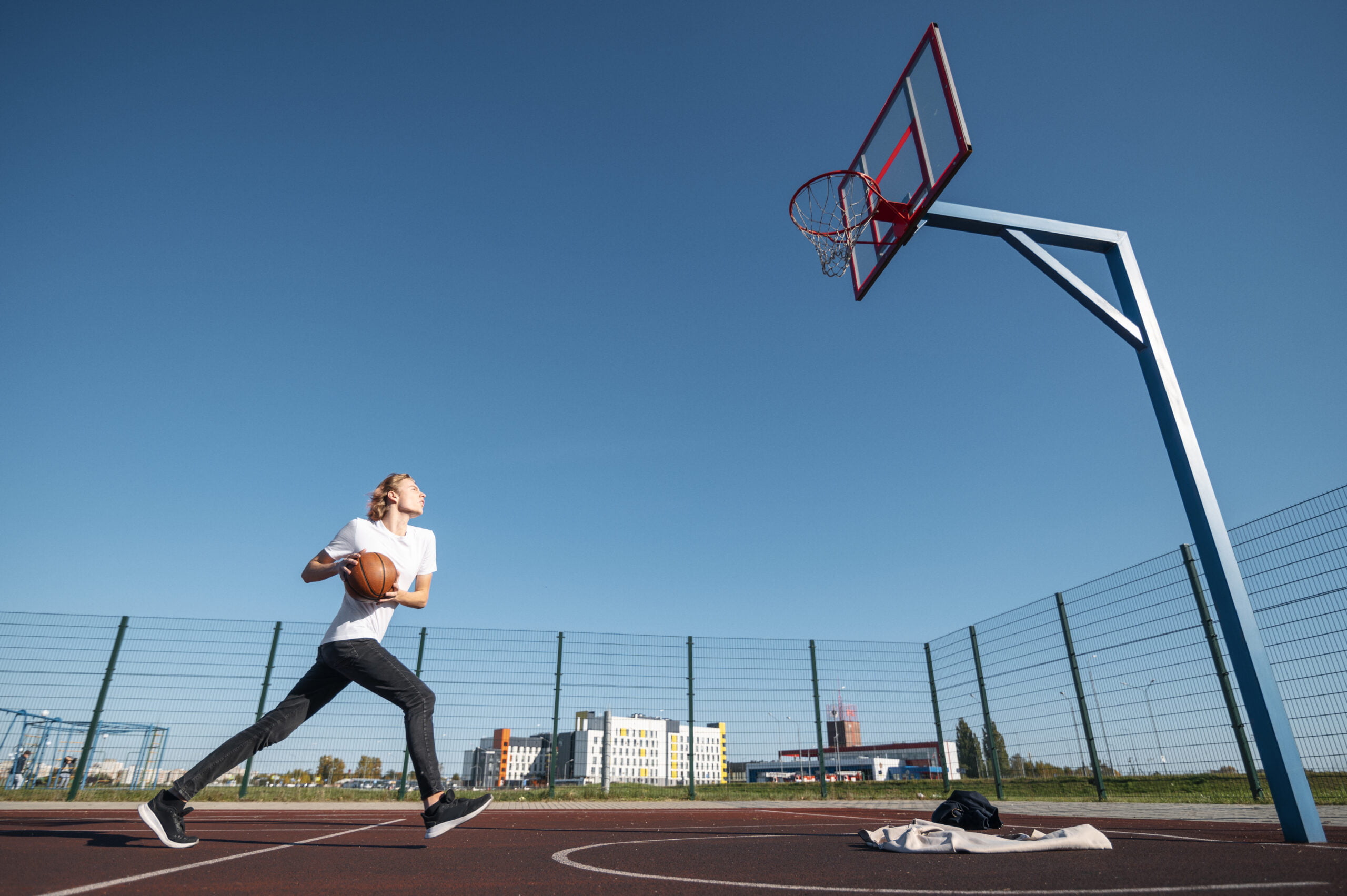 लेयअप शॉट कैसे लें: एक सरल गाइड How to take Layup Shot in Basketball in Hindi